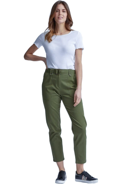 dorothy-perkins-oliwkowe-spodnie-utility-denim-z-paskiem-modelka-przod3.webp