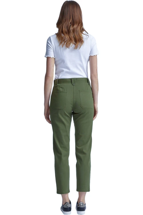 dorothy-perkins-oliwkowe-spodnie-utility-denim-z-paskiem-modelka-tyl.webp