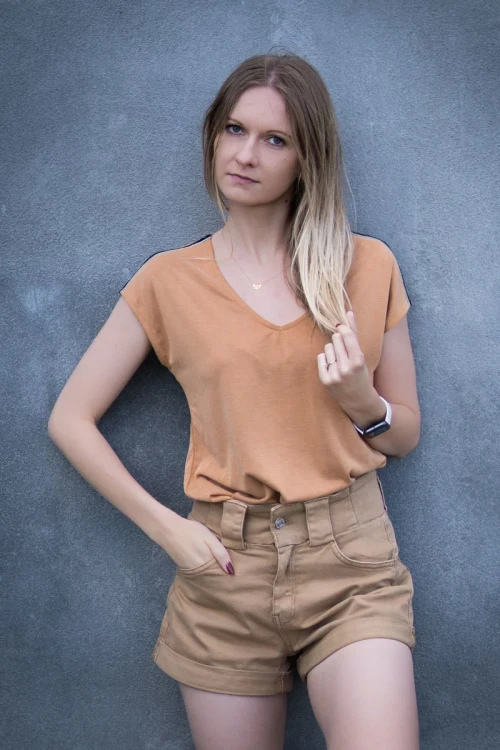bershka-spodenki-damskie-paperbag-camel-modelka-przod.webp