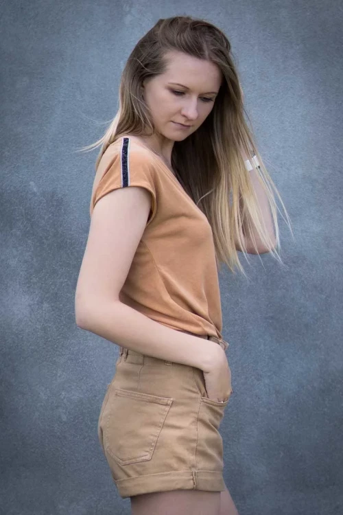 bershka-spodenki-damskie-paperbag-camel-modelka-przod2.webp