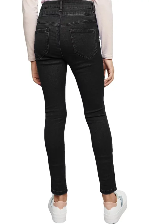 new-look-czarne-jeansowe-spodnie-dziewczece-na-3-guziki-highwaist-short-modelka-tyl.webp