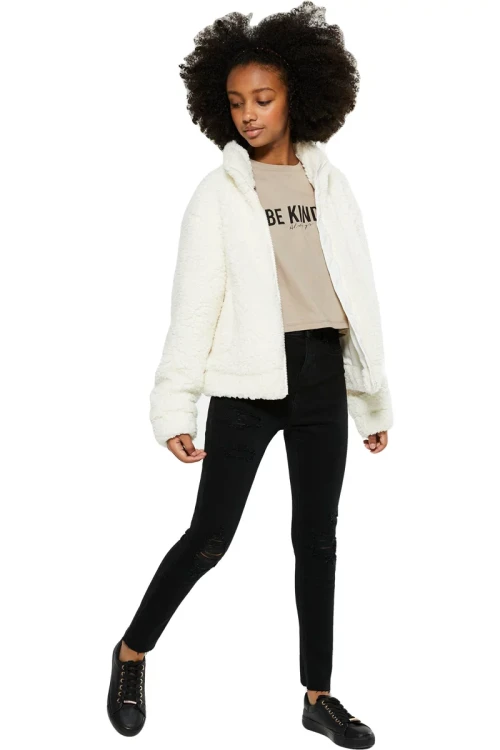new-look-hallie-dziewczece-czarne-jeansy-dziury-modelka-przod.webp