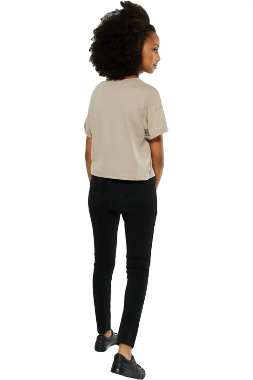 new-look-hallie-dziewczece-czarne-jeansy-dziury-modelka-tyl.webp
