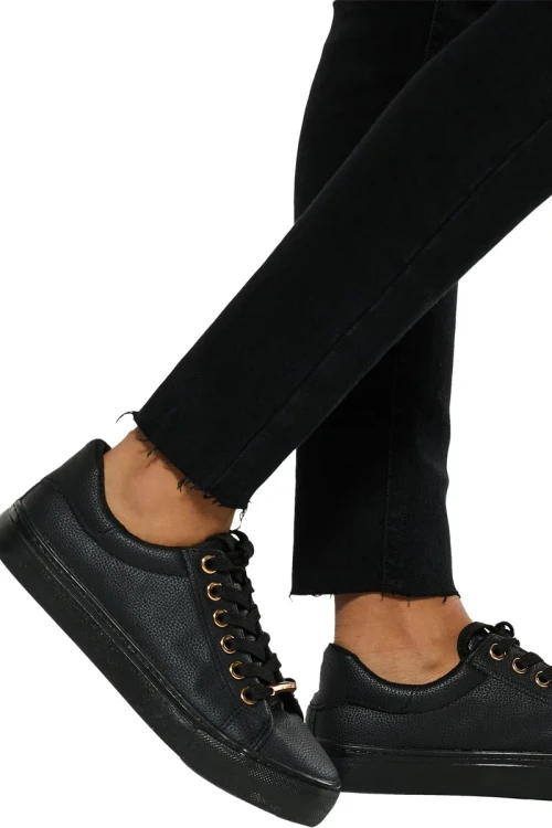 new-look-hallie-dziewczece-czarne-jeansy-dziury-modelka-zblizenie.webp