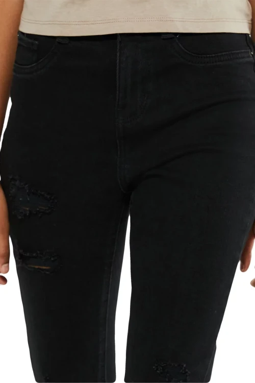 new-look-hallie-dziewczece-czarne-jeansy-dziury-modelka-zblizenie2.webp