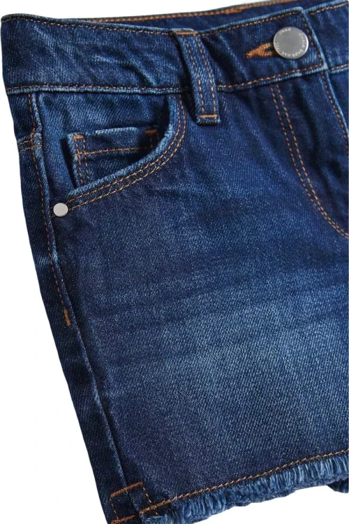 next-ciemnojeansowe-dziewczece-spodenki-nogawka-poszrpana-zblizenie.webp