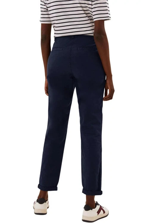 m&amp;s-granatowe-spodnie-chinosy-damskie-modelka-tyl.webp
