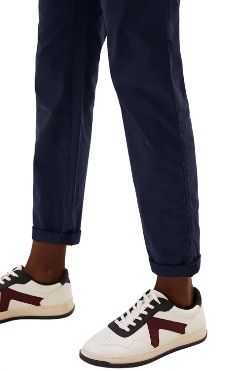 m&amp;s-granatowe-spodnie-chinosy-damskie-modelka-zblizenie.webp