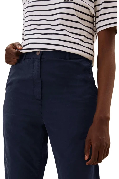 m&amp;s-granatowe-spodnie-chinosy-damskie-modelka-zblizenie1.webp