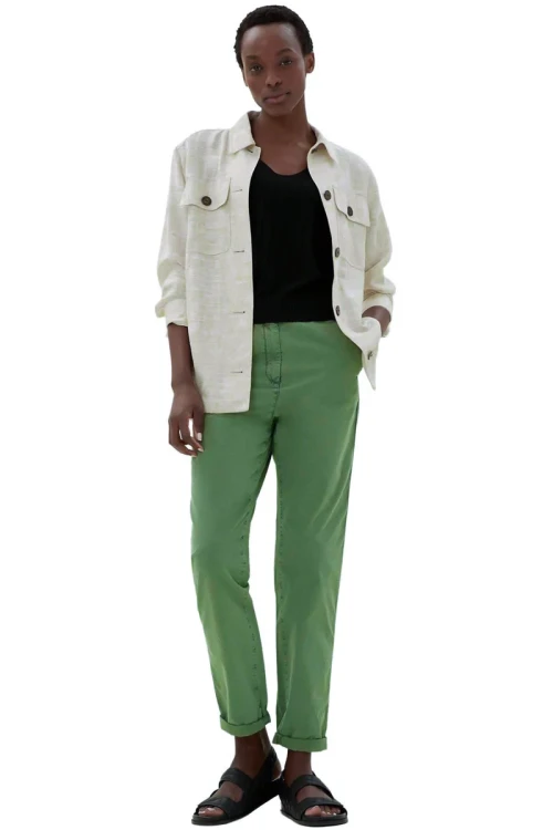 m&amp;s-khaki-spodnie-chinosy-damskie-modelka-przod-2.webp