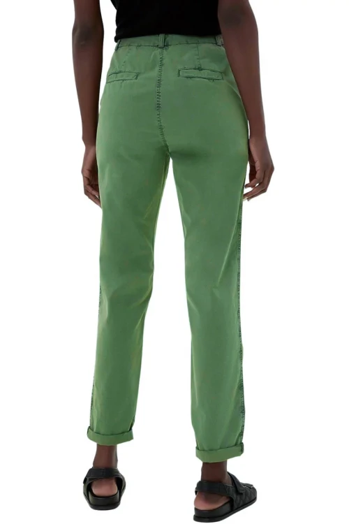 m&amp;s-khaki-spodnie-chinosy-damskie-modelka-tyl-2.webp