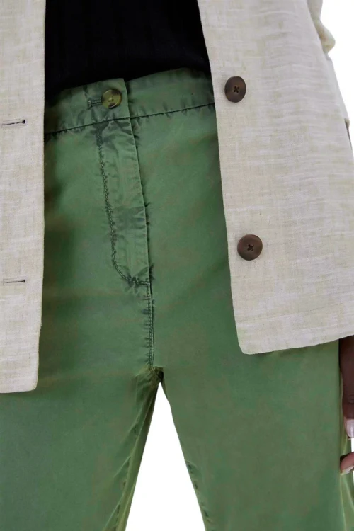 m&amp;s-khaki-spodnie-chinosy-damskie-zblizenie.webp