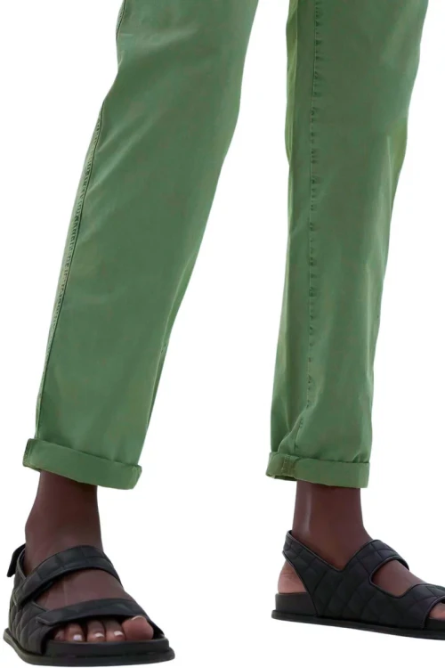 m&amp;s-khaki-spodnie-chinosy-damskie-zblizenie2.webp