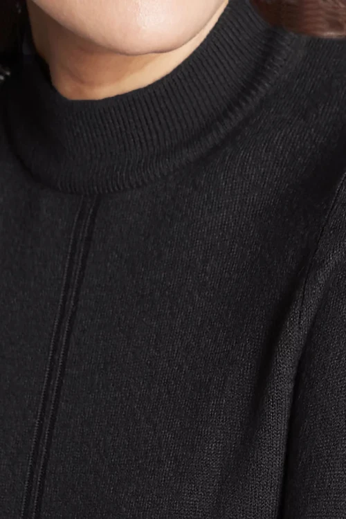 m&amp;s-czarny-sweter-ze-stojka-modelka-zblizenie.webp