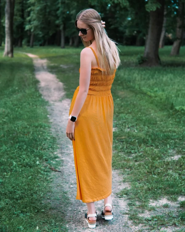 H&amp;M-musztardowa-sukienka-modelka-sesja-tyl.webp