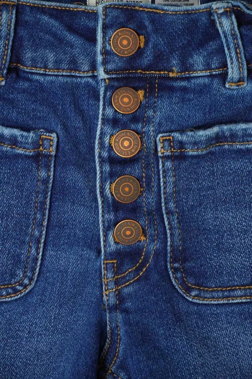 new-look-dzieciece-jeansowe-spodenki-jeans-5-guzikow-zblizenie.webp