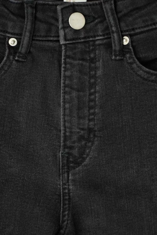 h&amp;m-czarne-dluzsze-spodenki-bez-wykonczenia-regular-waist-super-stretch-zblizenie.webp