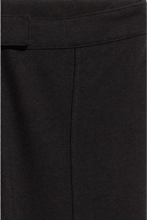 h&amp;m-czarne-materialowe-spodnie-haftka-zblizenie.webp