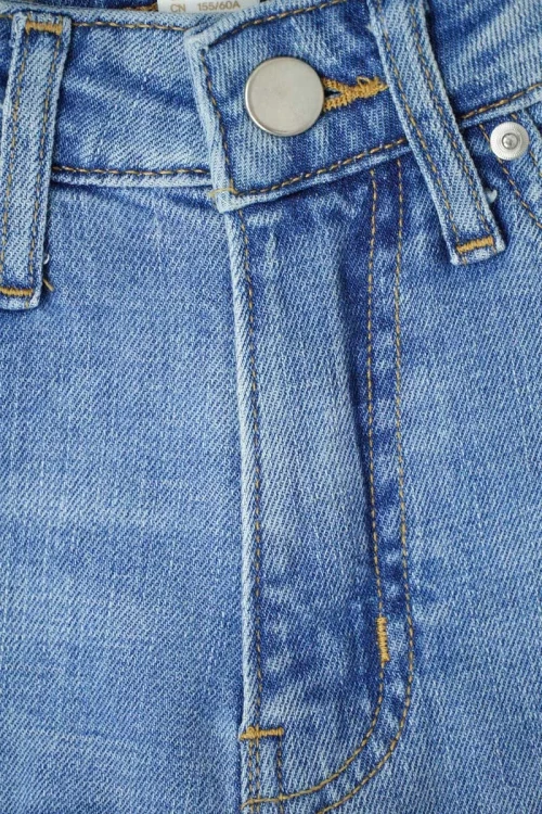 h&amp;m-dluzsze-jeansowe-spodenki-brak-wykonczenia-nogawki-regular-waist-zblizenie.webp