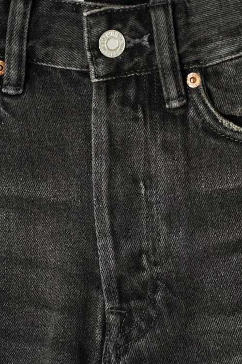 h&amp;m-krotkie-grafitowe-spodenki-z-dziurami-hogh-waist-shorts-zblizenie.webp