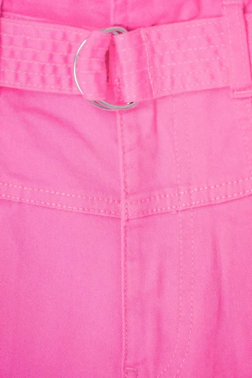 h&amp;m-jeansowe-rozowe-spodenki-z-paskiem-zblizenie.webp