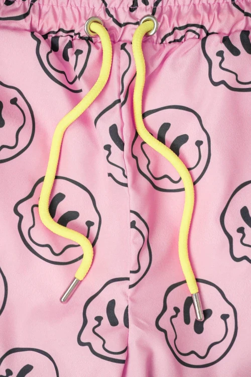 boohoo-rozowe-meskie-spodenki-do-plywania-smiley-zblizenie.webp