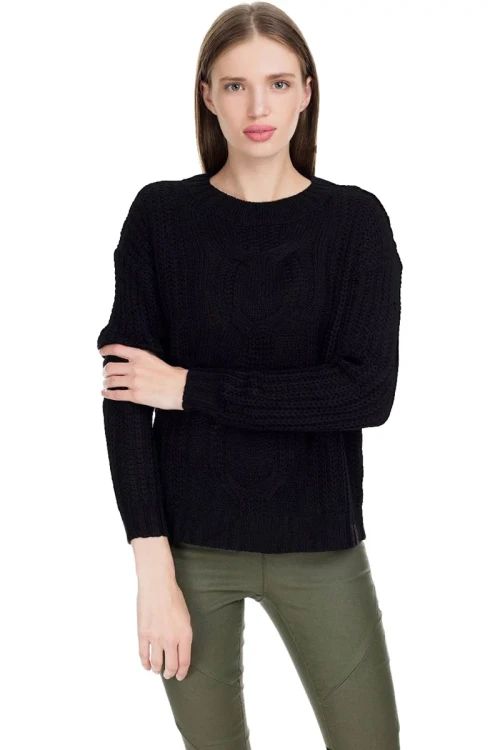 vero-moda-czarny-sweter-z-warkoczem-modelka-przod-2.webp