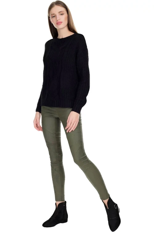vero-moda-czarny-sweter-z-warkoczem-modelka-przod2-2.webp