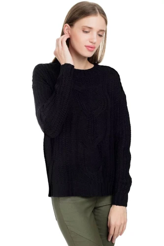 vero-moda-czarny-sweter-z-warkoczem-modelka-przod3-2.webp