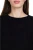 vero-moda-czarny-sweter-z-warkoczem-modelka-zblizenie.webp