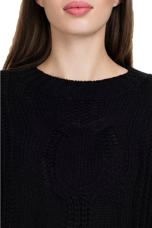 vero-moda-czarny-sweter-z-warkoczem-modelka-zblizenie.webp