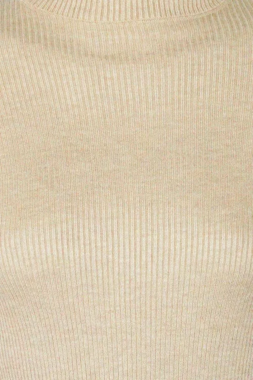 f&amp;f-śliwkowy-prazkowany-golf-z-guzikami-na-rekawach-zblizenie.webp