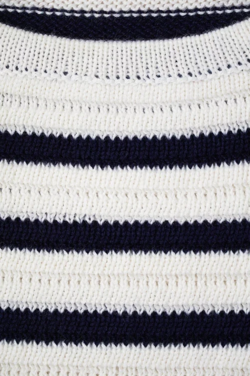 f&amp;f-sweter-w-granatowo-biale-paski-zblizenie-2.webp