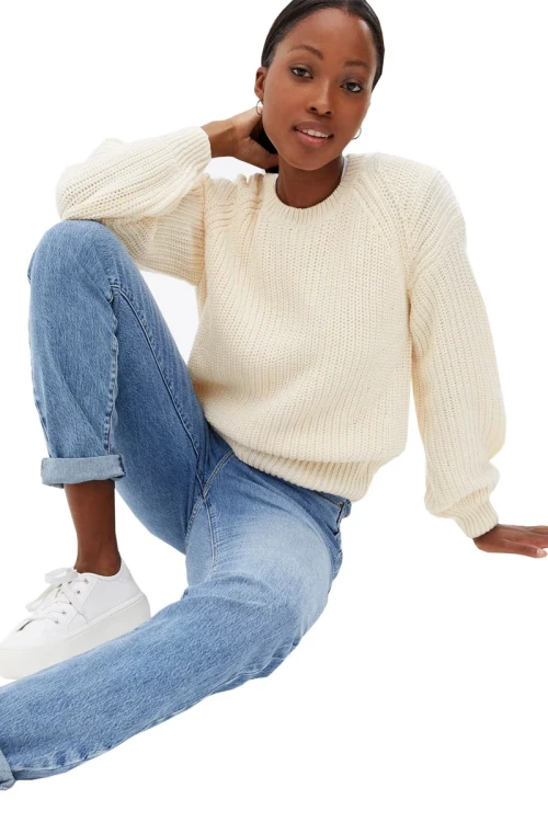 new-look-kremowy-cieply-sweter-material-z-recyklingu-modelka-siedzaca.webp