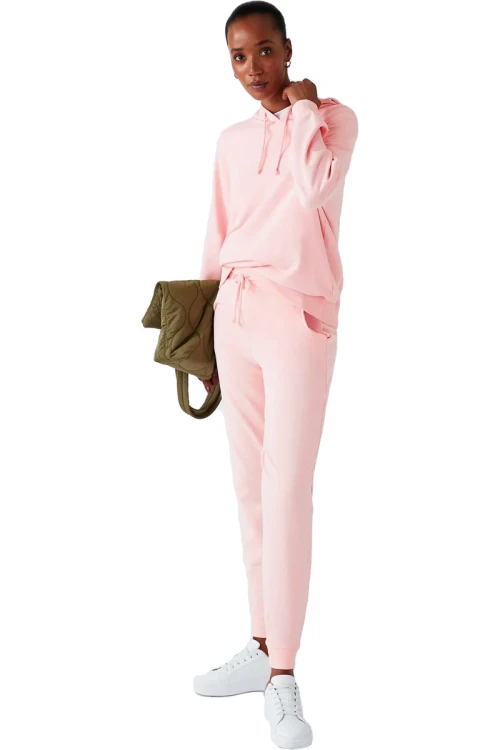 m&amp;s-spodnie-dresowe-pudrowy-roz-modelka-przod2.webp