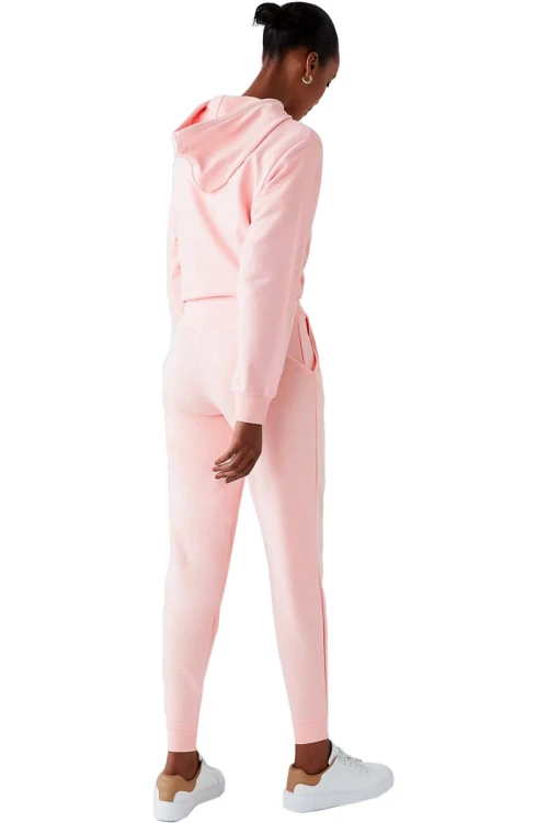 m&amp;s-spodnie-dresowe-pudrowy-roz-modelka-tyl.webp