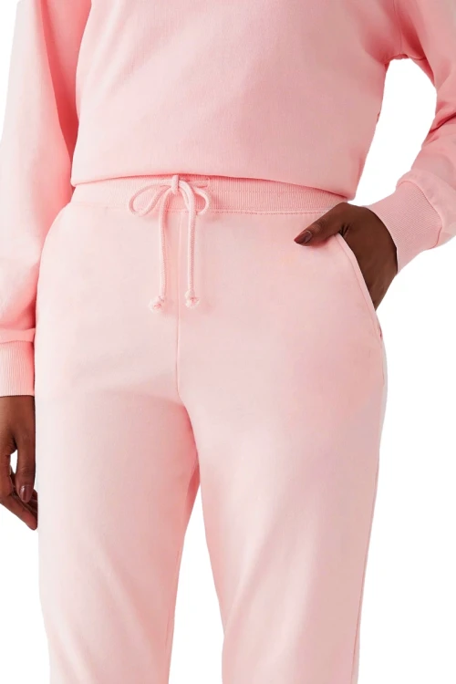 m&amp;s-spodnie-dresowe-pudrowy-roz-modelka-zblizenie.webp