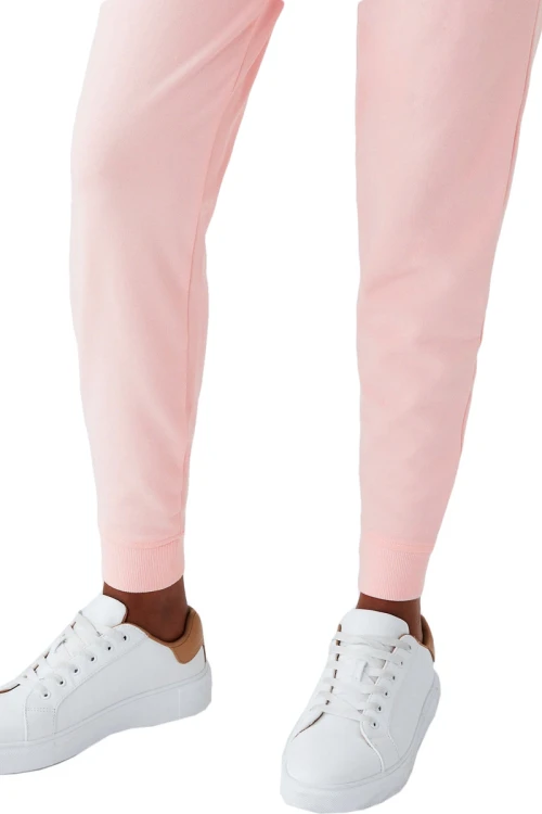 m&amp;s-spodnie-dresowe-pudrowy-roz-modelka-zblizenie2.webp