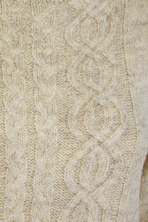 millers-bezowy-melanzowy-sweter-warkocze-zblizenie.webp