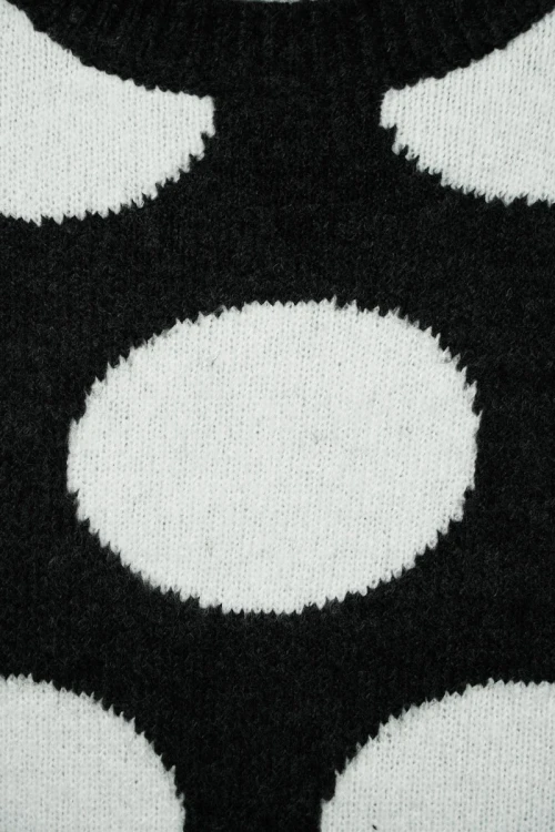 only-czarny-sweter-w-grochy-zblizenie.webp