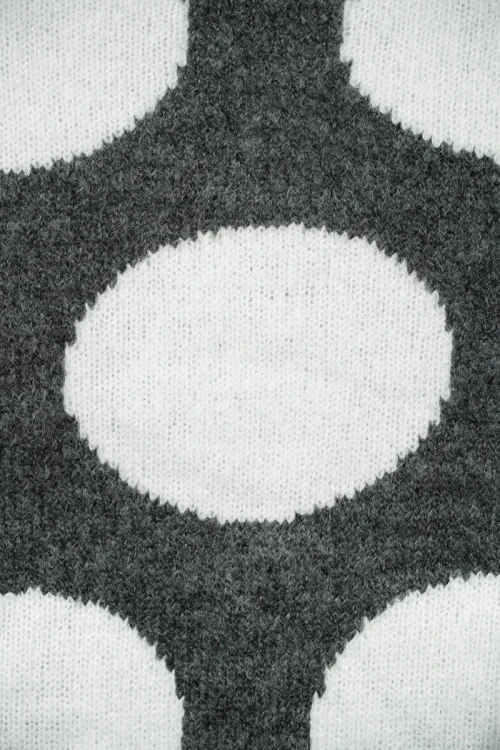 only-grafitowy-sweter-w-grochy-zblizenie-2.webp