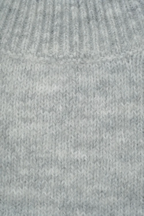 f&amp;f-szary-melanzowy-sweter-zblizenie.webp