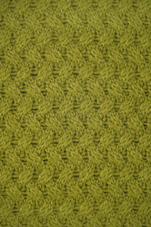 isle-oliwkowy-sweter-teksturowany-zblizenie.webp