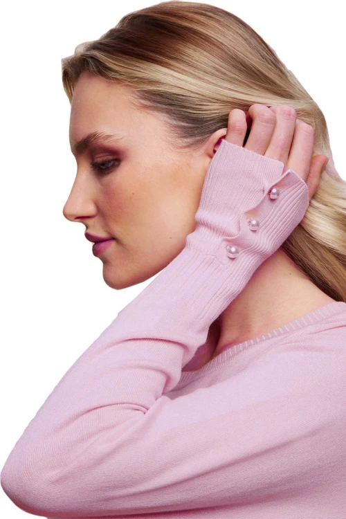 dorothy-perkins-liliowy--sweter-perelki-na-rekawach-modelka-zblizenie.webp