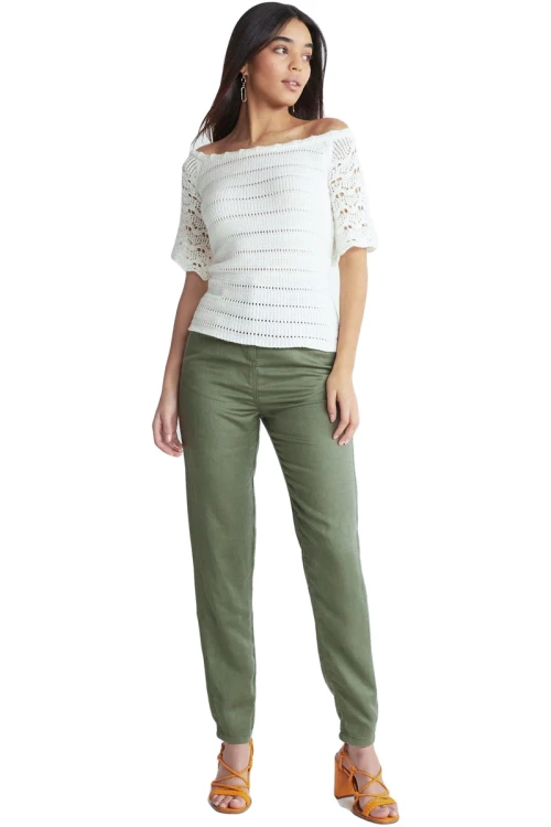 next-lniane-oliwkowe-spodnie-modelka-przod2.webp