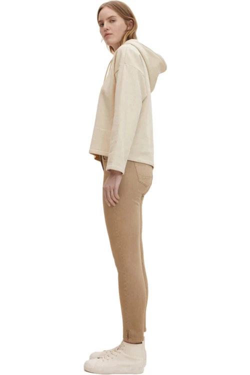 tom-tailor-jeansy-spodnie-cappuccino-alexa-cropped-modelka-bok2.webp