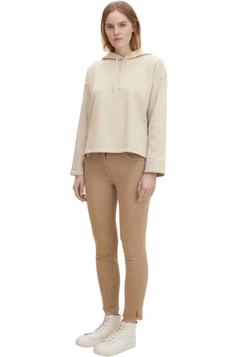tom-tailor-jeansy-spodnie-cappuccino-alexa-cropped-modelka-przod1.webp