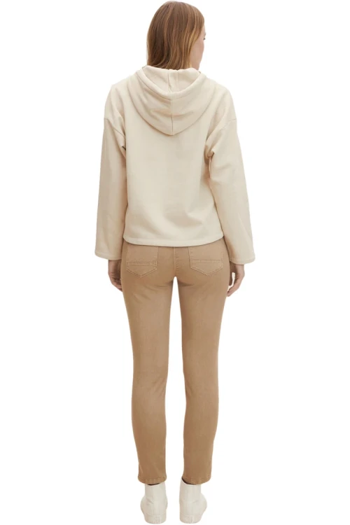tom-tailor-jeansy-spodnie-cappuccino-alexa-cropped-modelka-tyl.webp