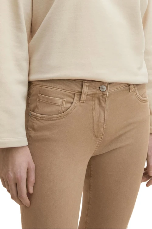 tom-tailor-jeansy-spodnie-cappuccino-alexa-cropped-modelka-zblizenie.webp