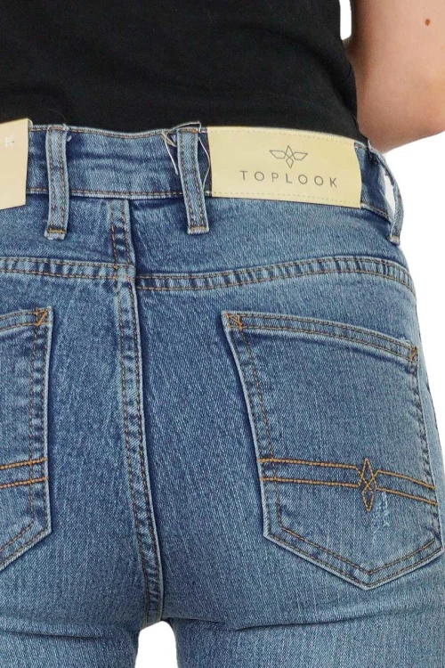 toplook-spodnie-jeansy-postrzepione-rurki-modelka-zblizenie2.webp